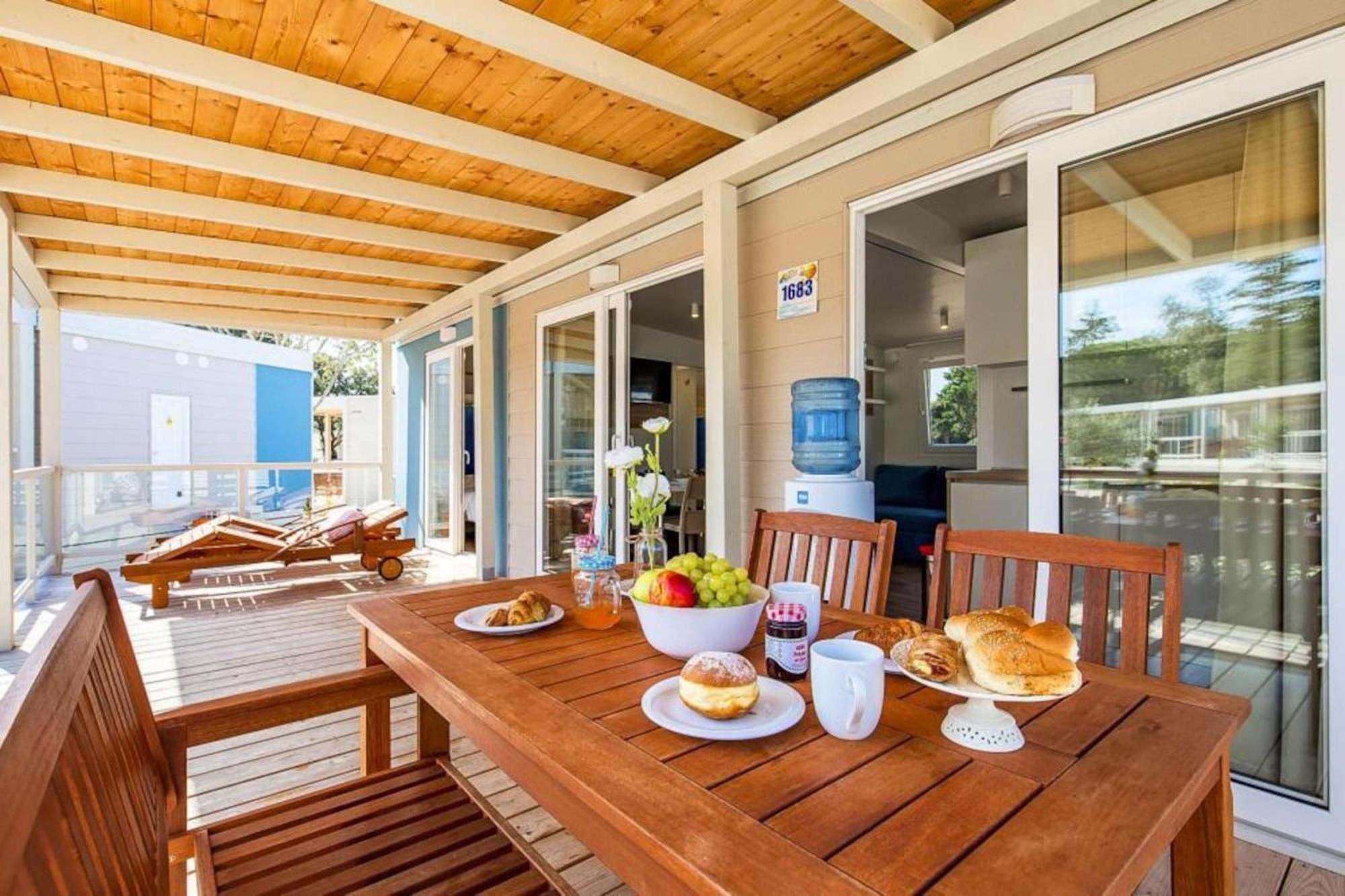 Mobile Home Mediteran Superior By The Pool In Caravan Park Strasko, Novalja Exterior photo